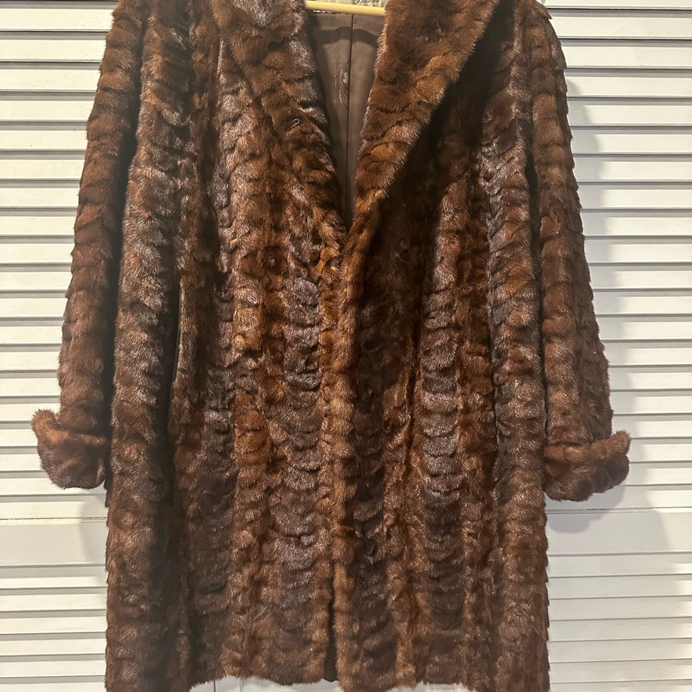 Mink coat in perfect condition!! Lining, pockets, clasps etc.